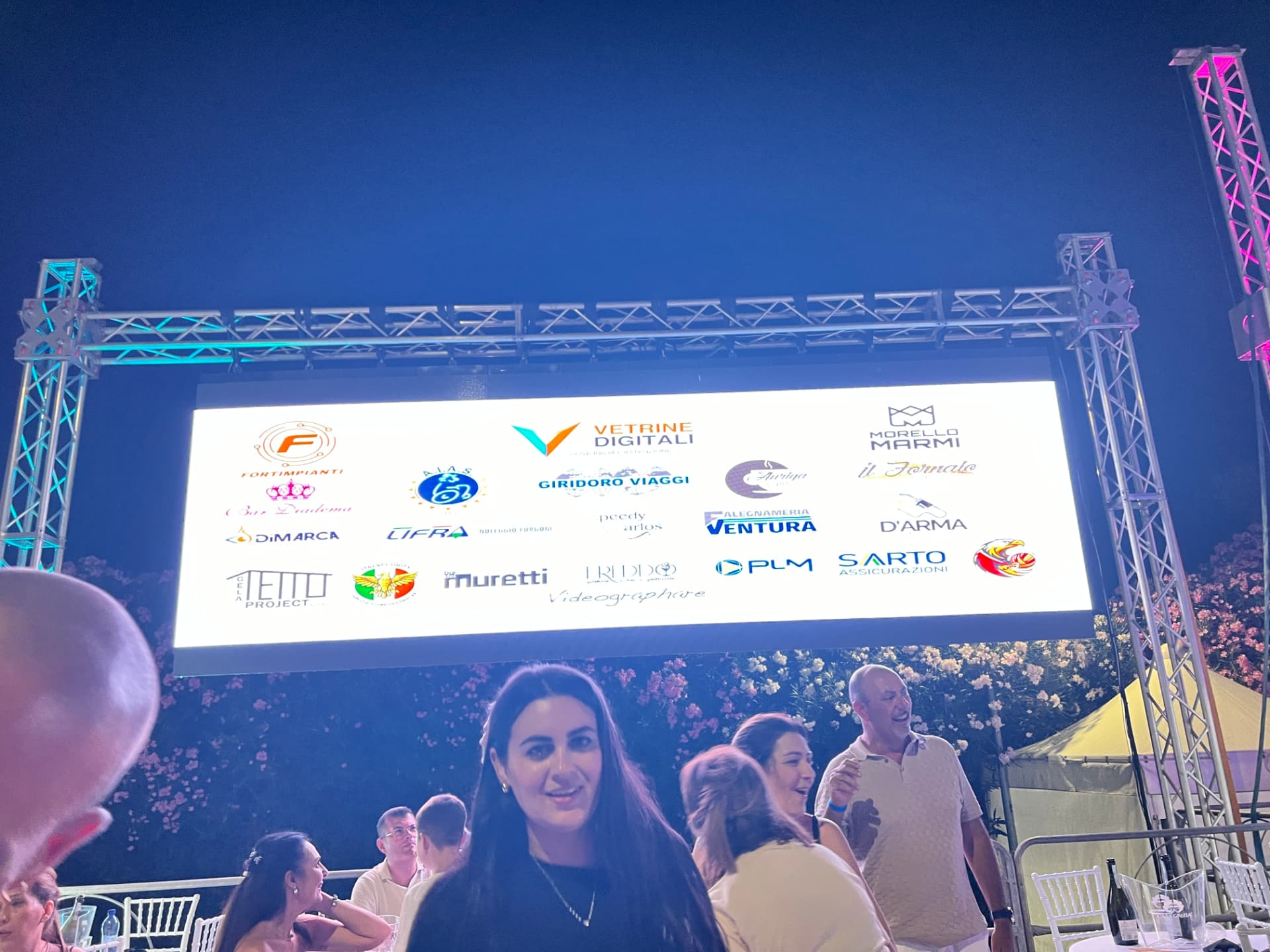 Maxischermo LED, installazione reale Vetrine Digitali