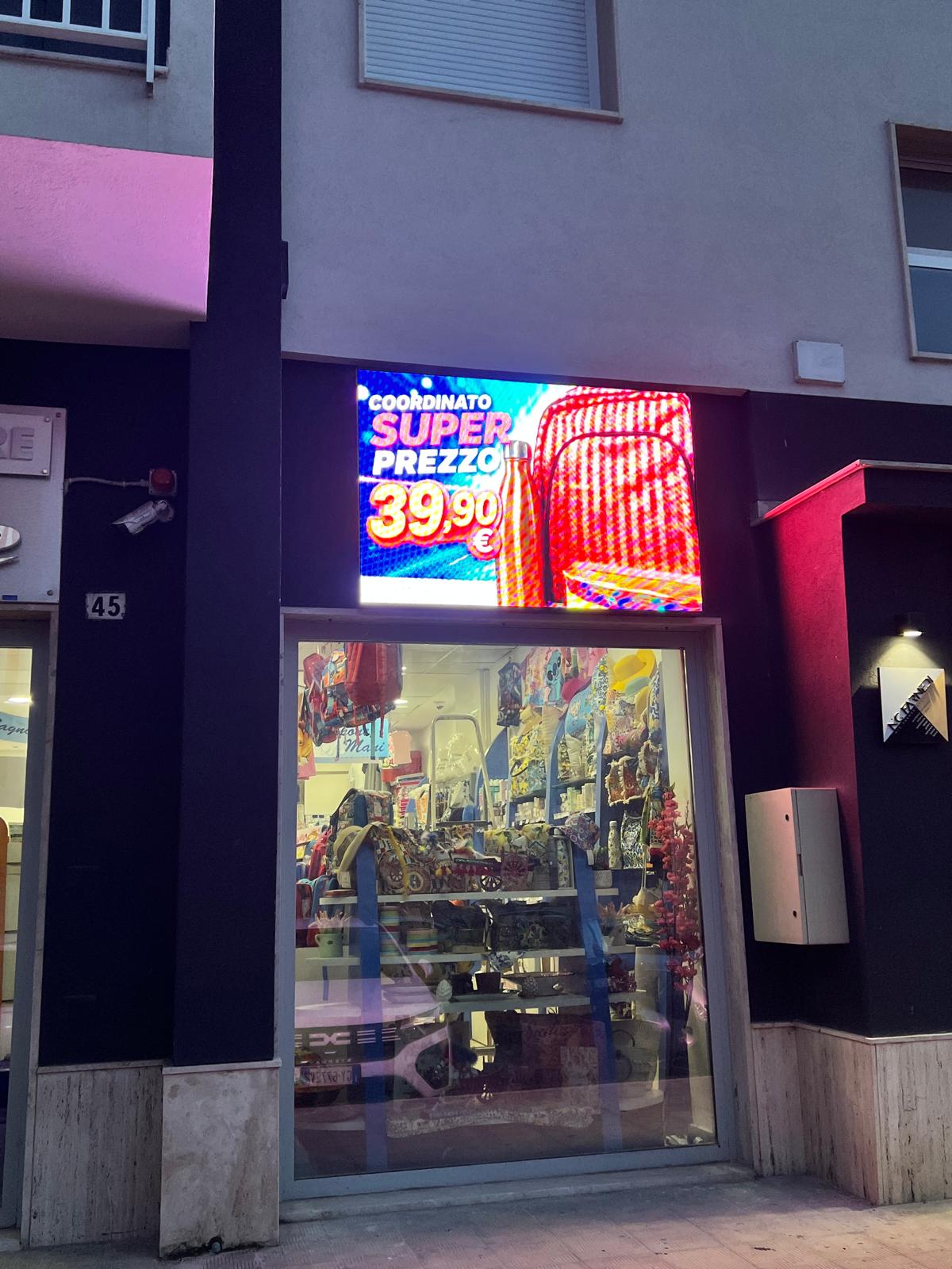 Insegna LED, installazione reale Vetrine Digitali